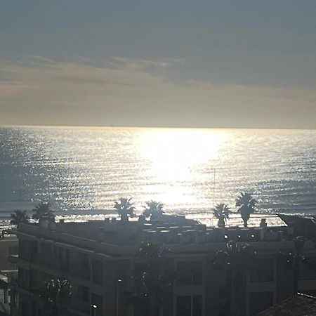 Stylish Well-Connected Beachfront Flat Valencia Exterior photo